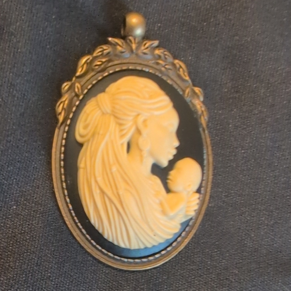 Elegant Cameo Pendant in Black and Cream
